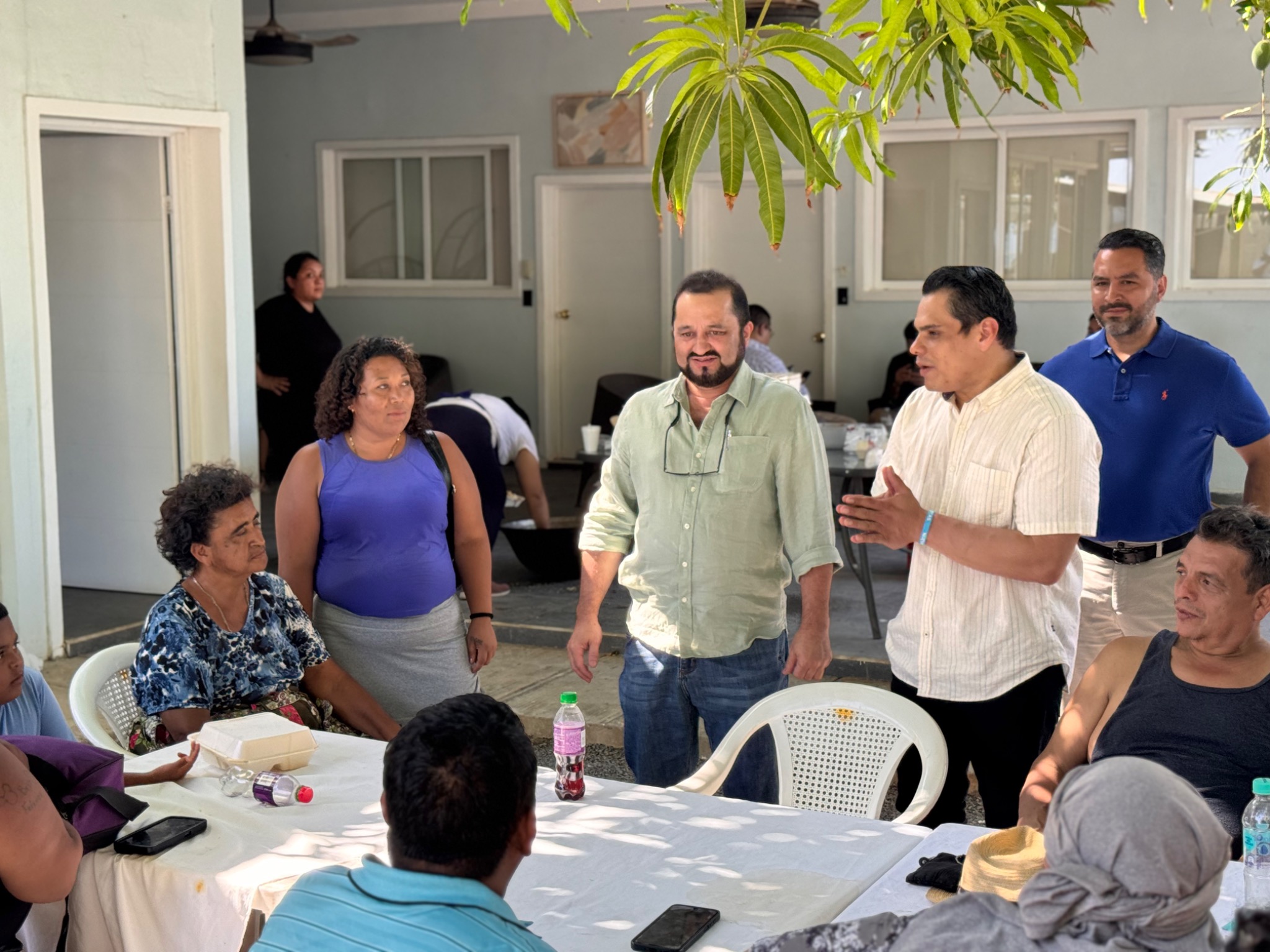 Caleb Navarro conversando con habitantes de San Miguel