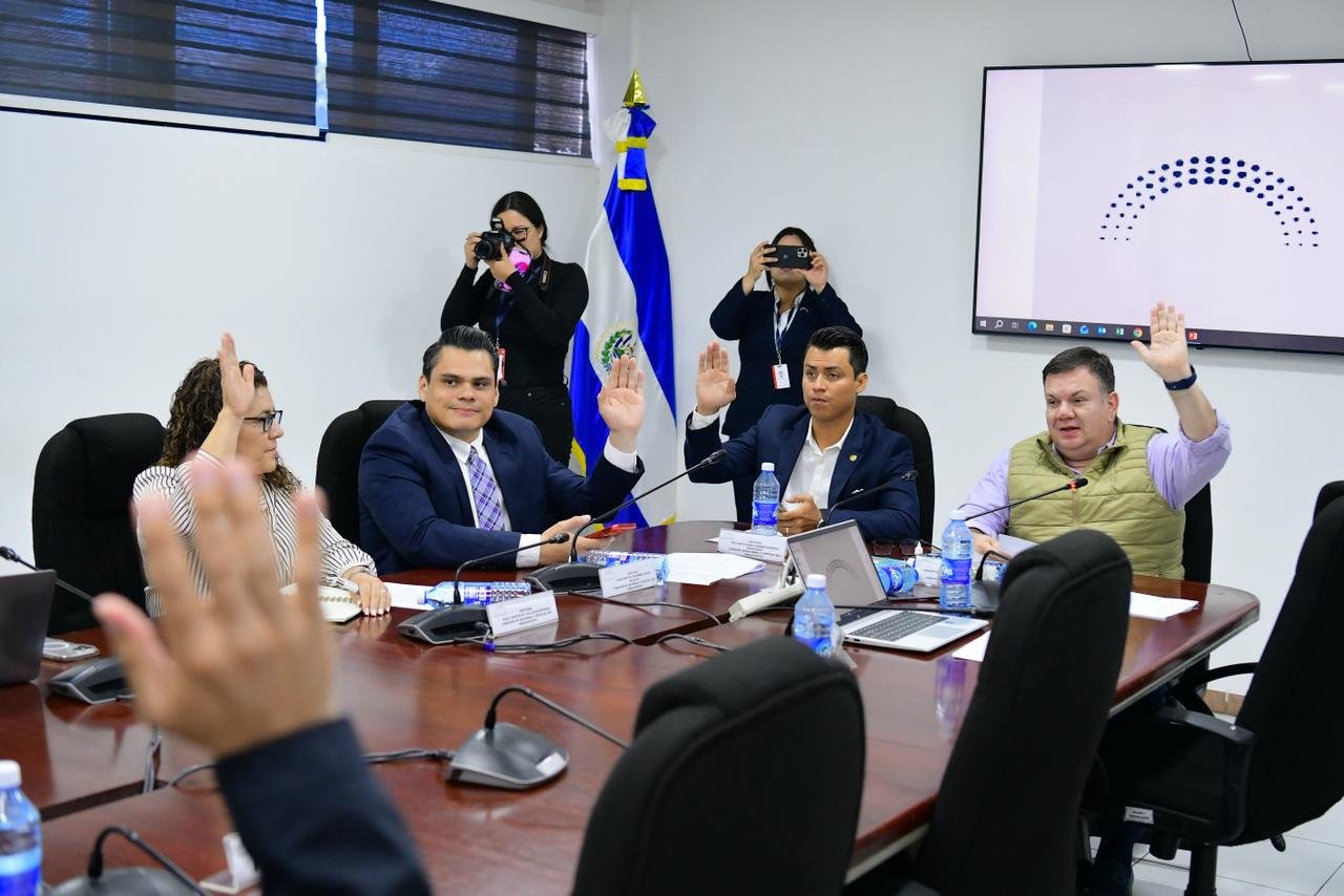 Comisión de Hacienda avala medidas para impulsar infraestructura y fomentar inversión extranjera