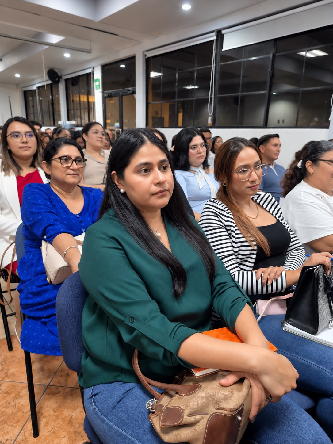 Diputado Caleb Navarro durante la segunda sesión del Diplomado de Preparación para el Examen de Suficiencia Notarial en la Universidad Dr. Andrés Bello, San Miguel, con la participación de profesionales del Derecho.
