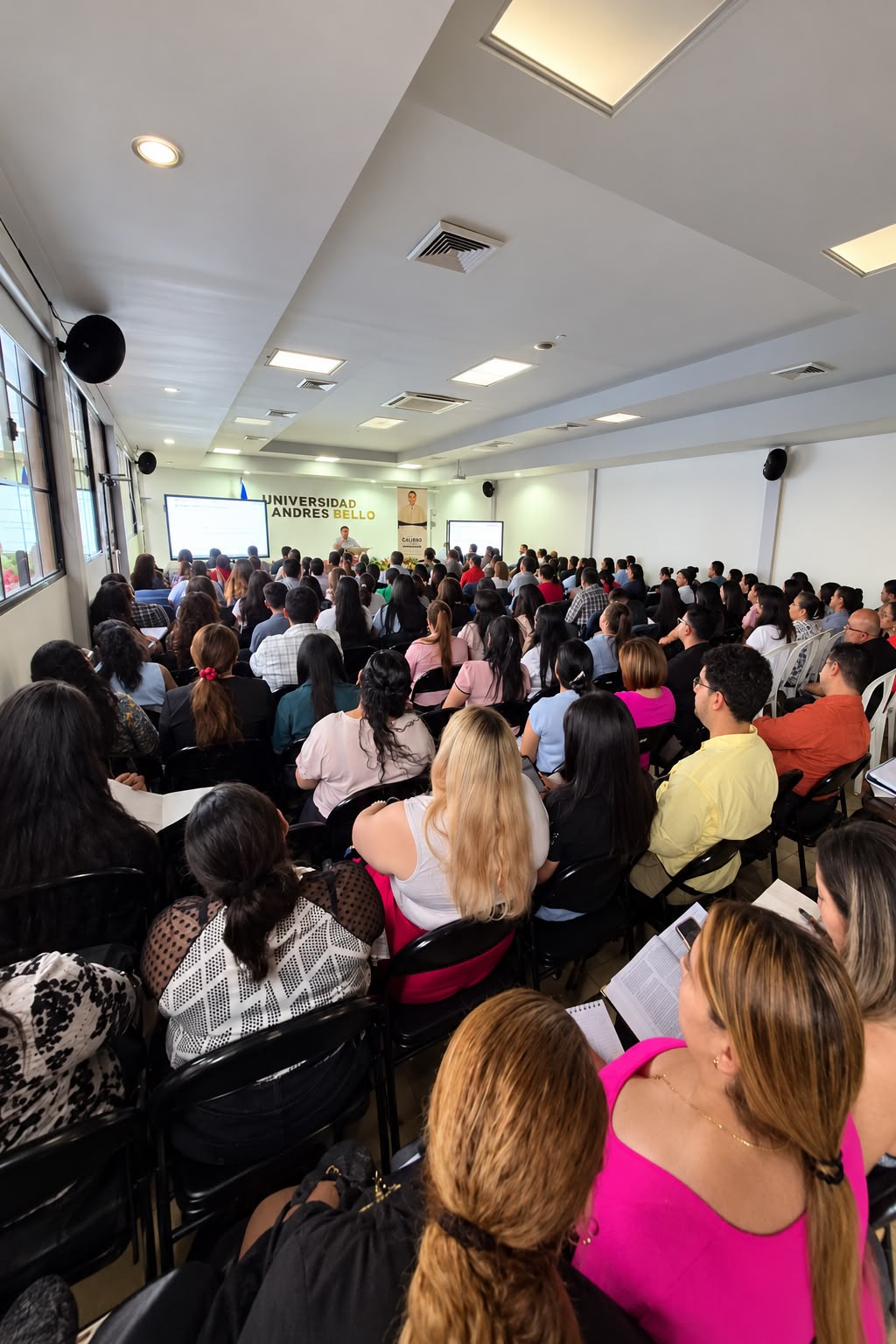Diputado Caleb Navarro durante la segunda sesión del Diplomado de Preparación para el Examen de Suficiencia Notarial en la Universidad Dr. Andrés Bello, San Miguel, con la participación de profesionales del Derecho.