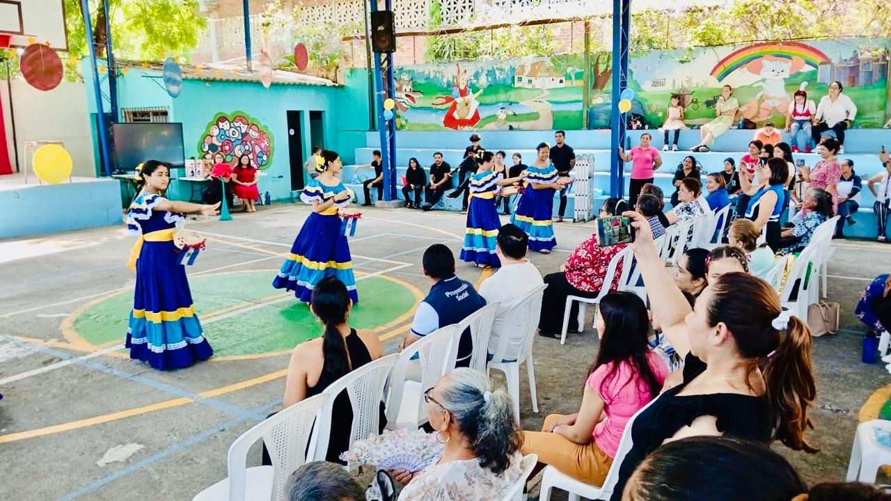 Estudiantes participan en una presentación artística durante la jornada de inclusión realizada en San Miguel.