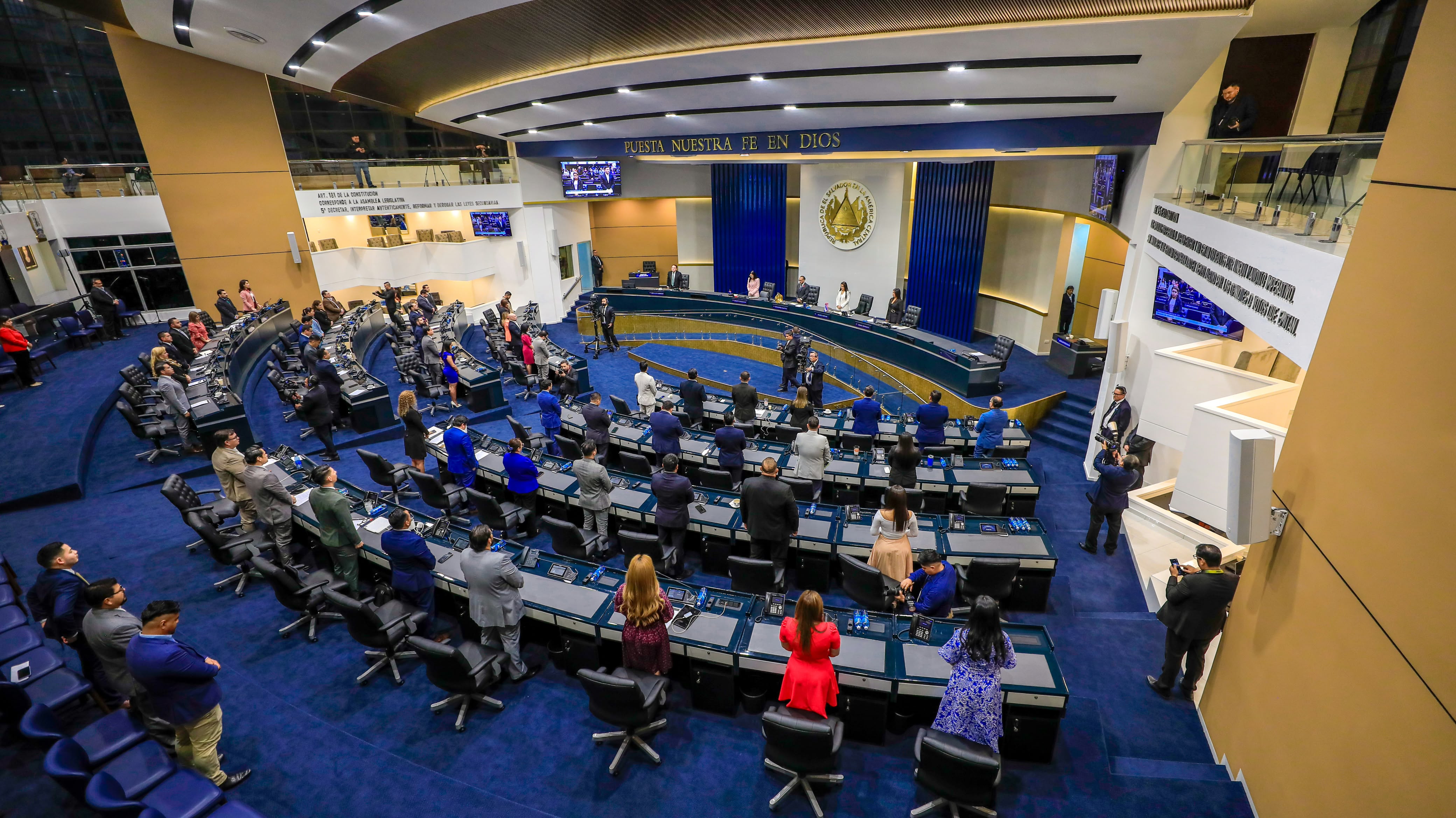 Diputado Caleb Navarro durante la Sesión Plenaria 129 de la Asamblea Legislativa de El Salvador, en la que se declaró Estado de Emergencia Nacional por los efectos de la sequía meteorológica y agrícola.