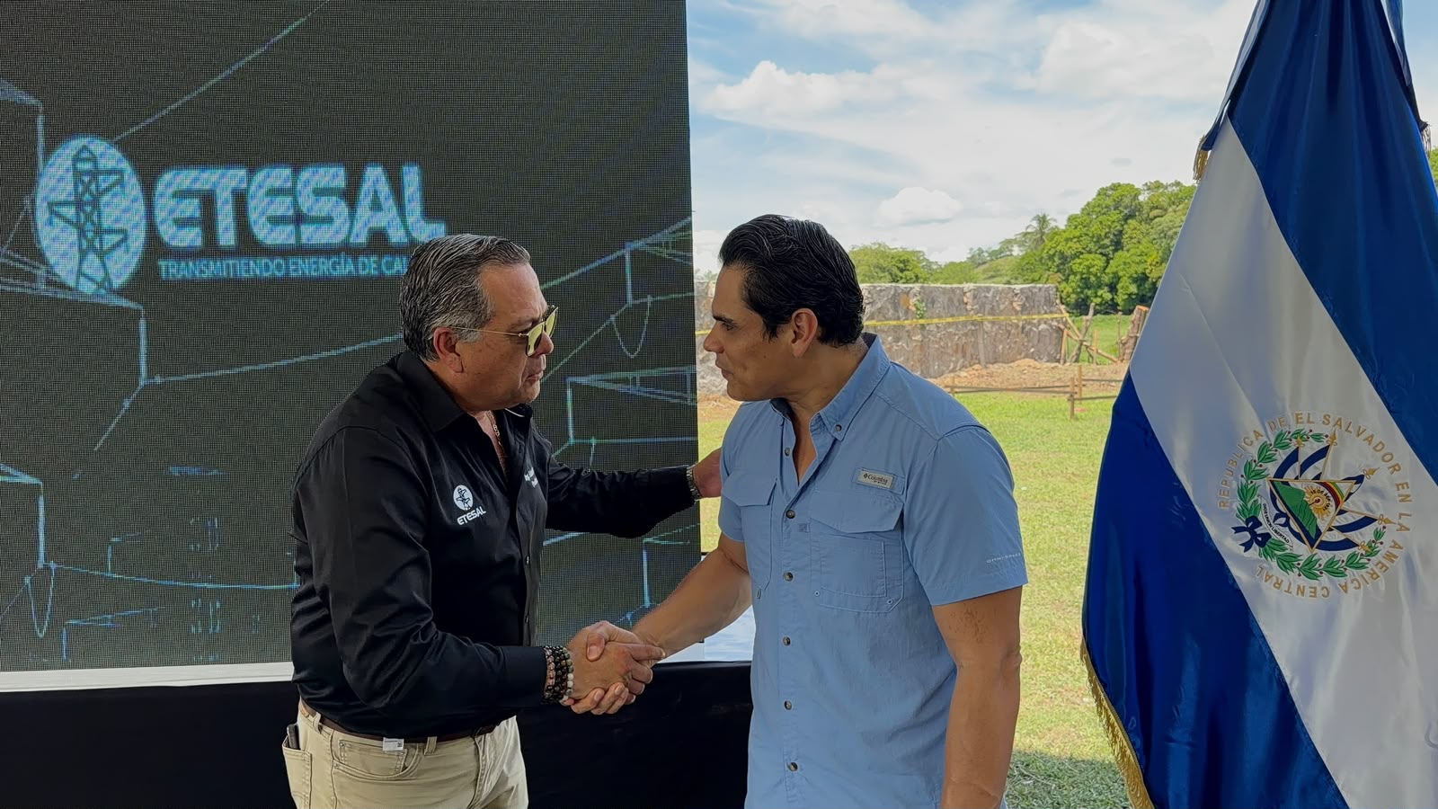 Caleb Navarro durante la colocación de la primera piedra de la Línea de Transmisión San Miguel-Morazán
