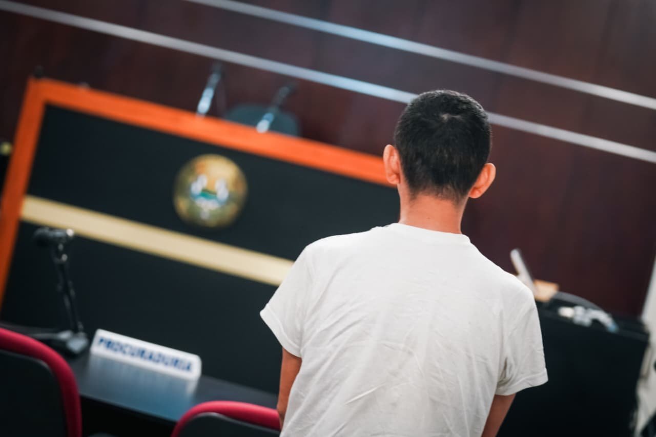 Carlos Arturo Herrera Castro ante un tribunal salvadoreño durante el proceso que culminó con la primera condena de prisión perpetua en El Salvador.