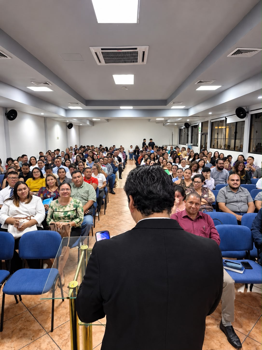 Diputado Caleb Navarro durante la segunda sesión del Diplomado de Preparación para el Examen de Suficiencia Notarial en la Universidad Dr. Andrés Bello, San Miguel, con la participación de profesionales del Derecho.