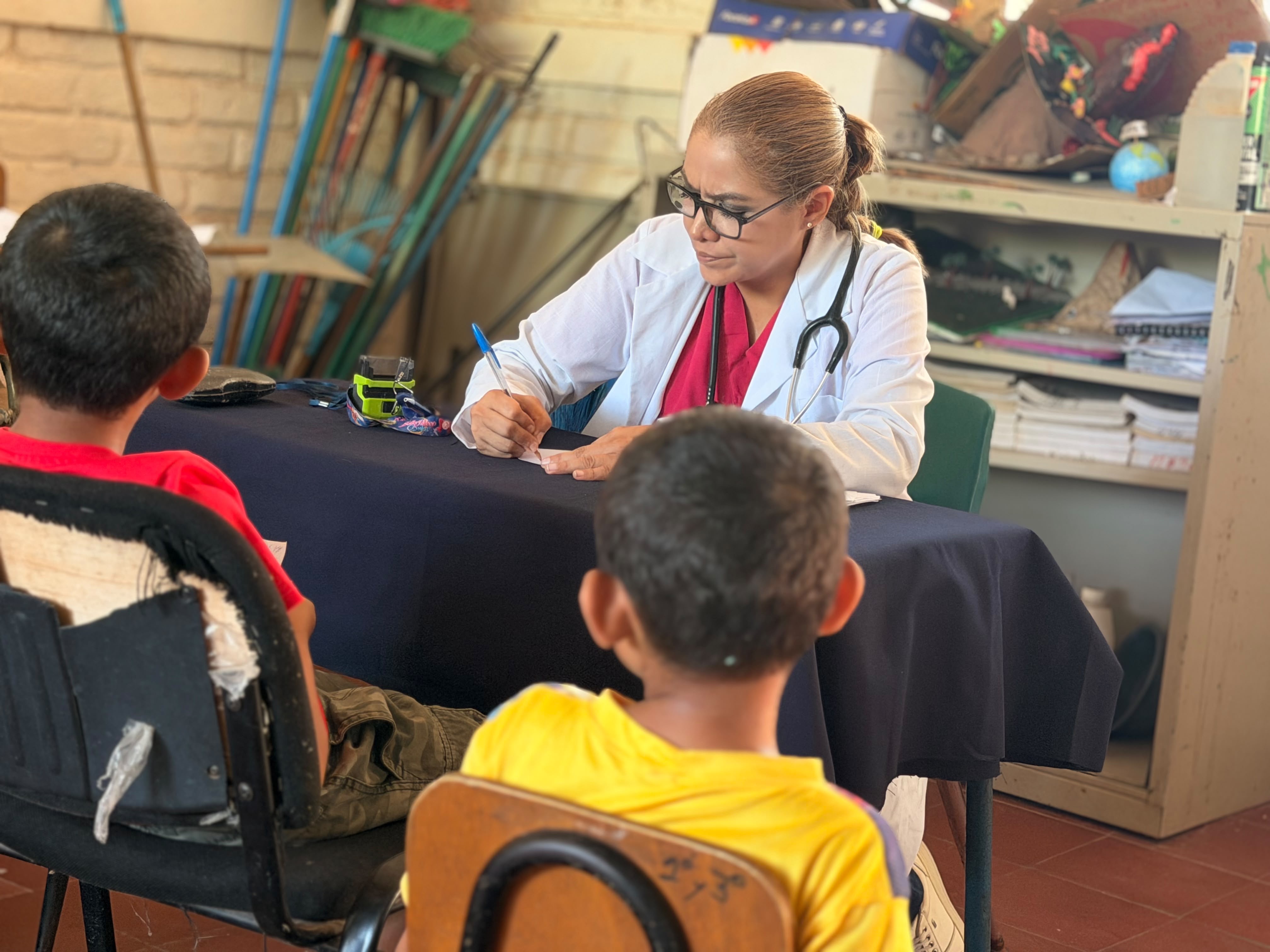 Caleb Navarro durante brigada médica para familias de San Miguel Norte con atención en distintas especialidades de salud.