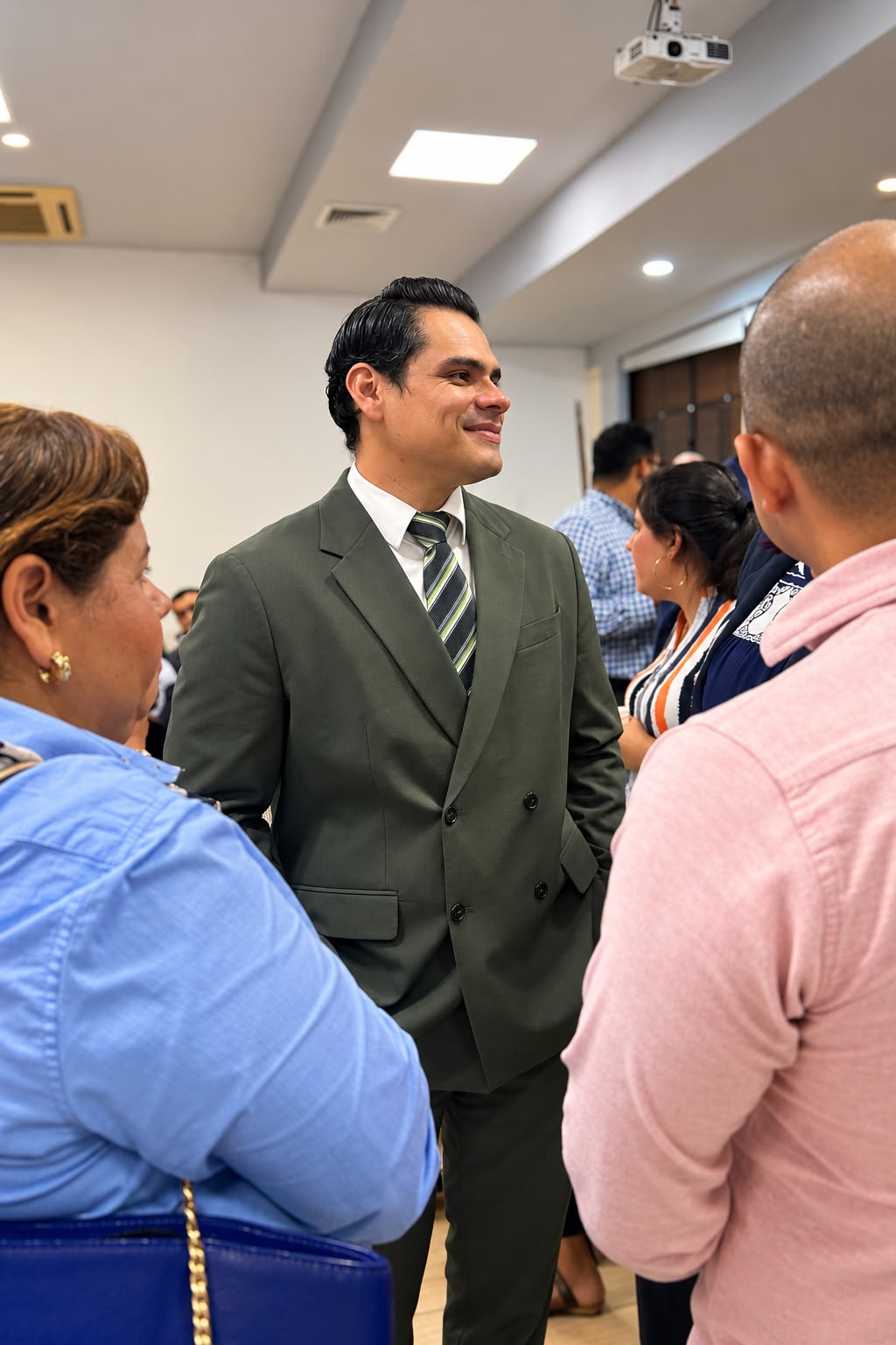 Caleb Navarro se dirige a los participantes durante la apertura del Diplomado de Preparación para el Examen de Suficiencia Notarial en San Miguel.